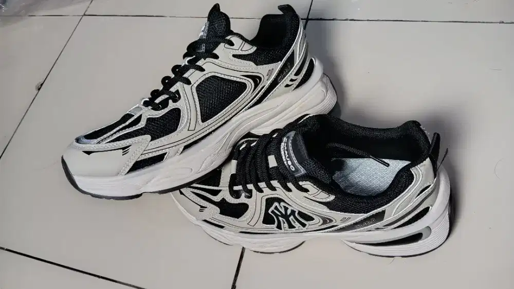 Sepatu Sneakers Pria Stylis Ukuran 43 Sekali Pemakaian