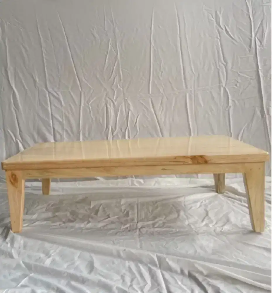 Meja lesehan kayu tebal