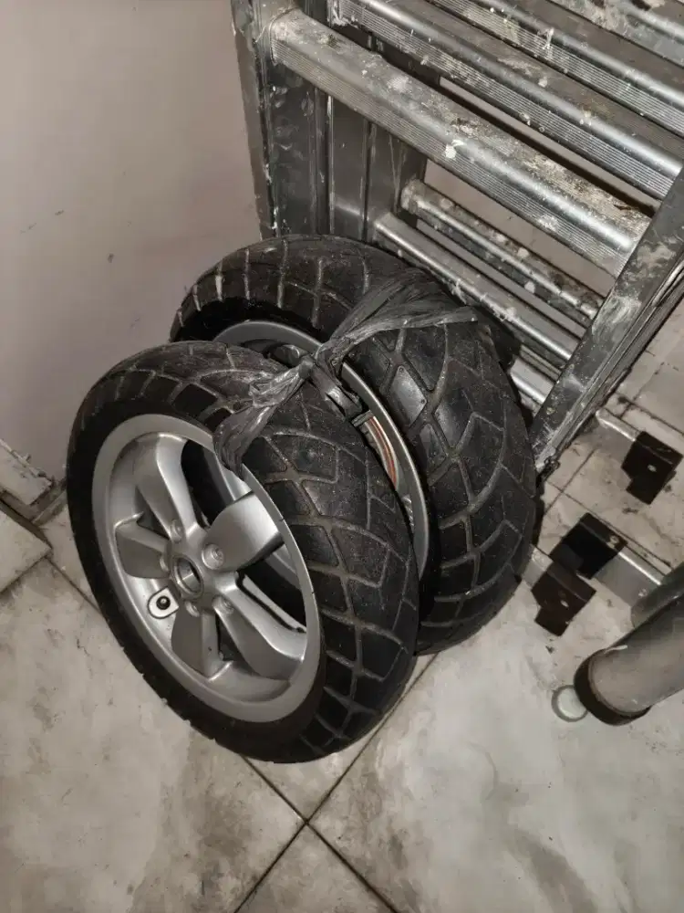 Velg + Ban Vespa Primavera 2 pcs (good condition) tidak ada minus