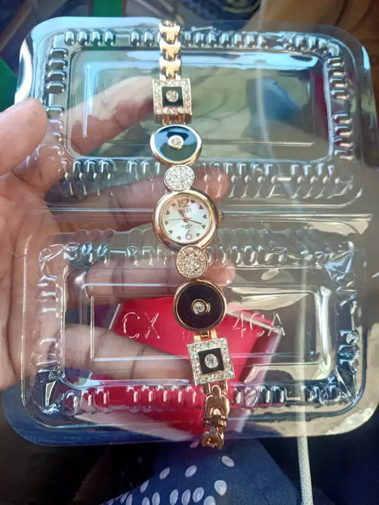 Di jual wa dan hp baru dan original banyak ngak jelas