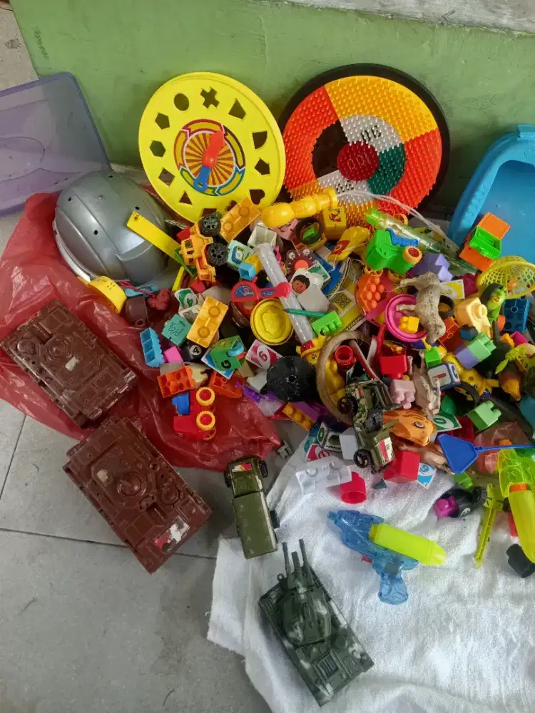 Di jual semua macam permainan   anak 1 plastik besar jumbo murah