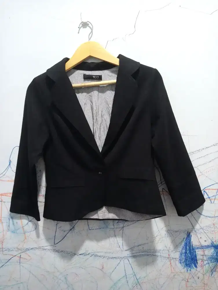 Blazer hitam wanita