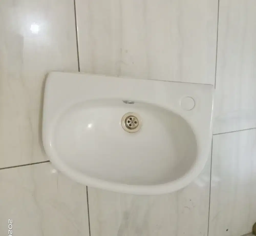 Wastafel Amstar keramik gantung