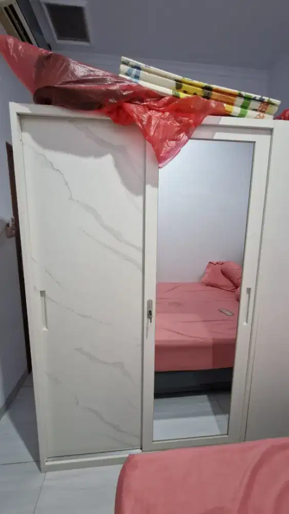 lemari pakaian besi