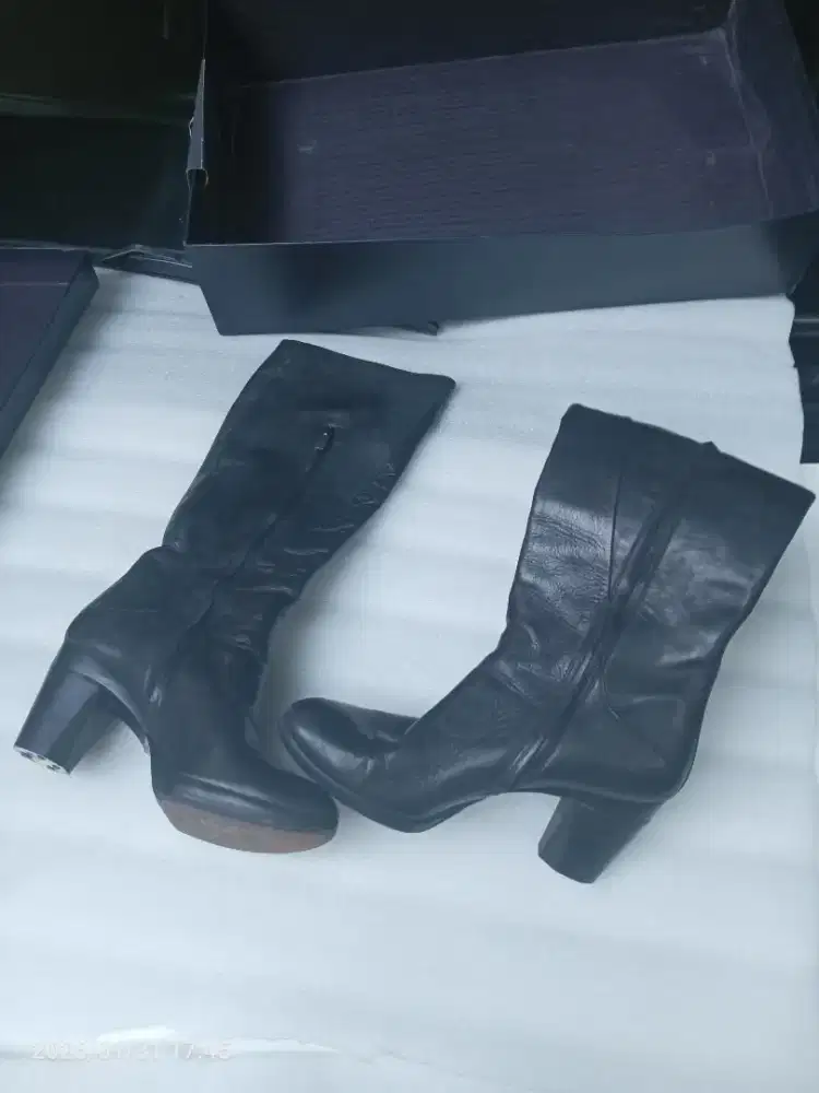 Sepatu boot wanita