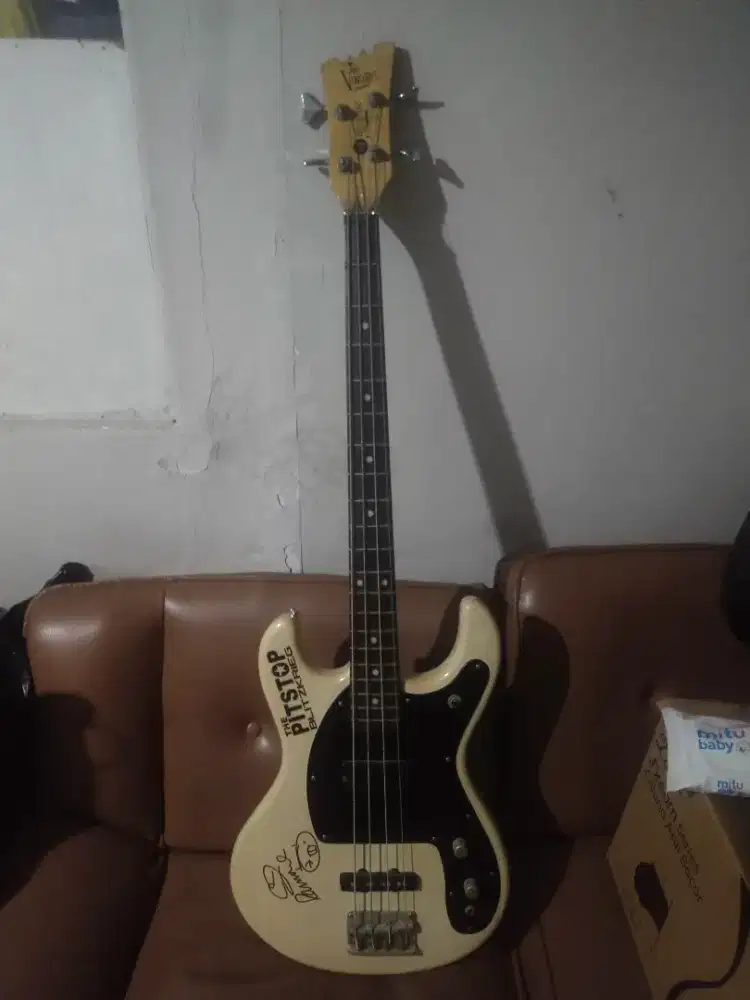 Guitar Bass Mosrite (of California) - The Ventures