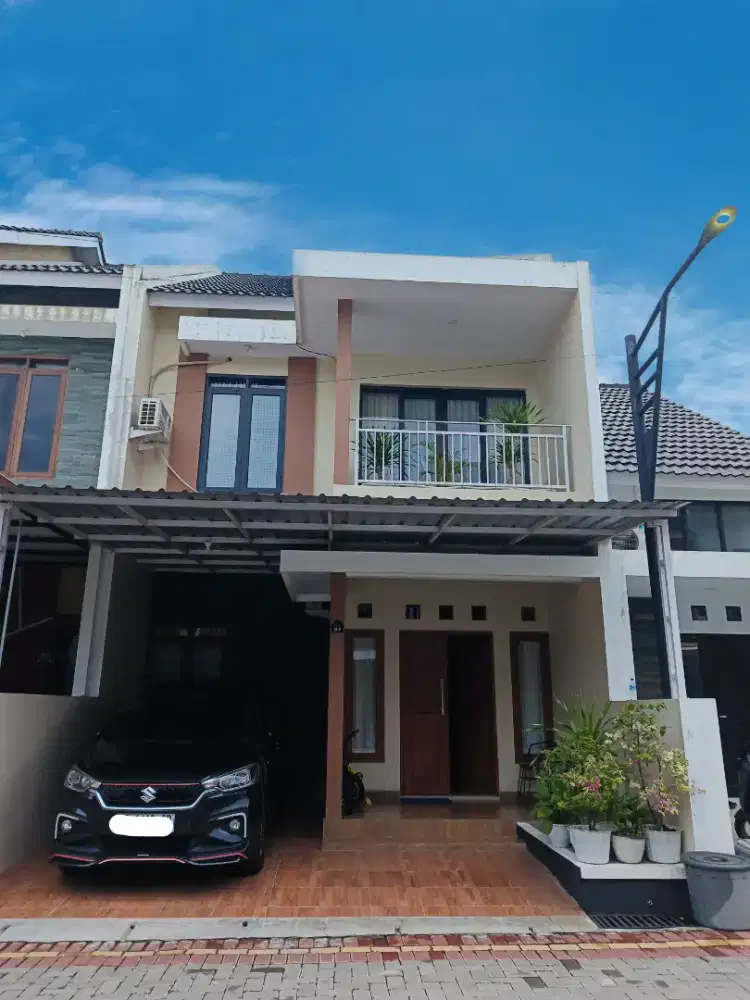 Rumah dua lantai perumahan elit