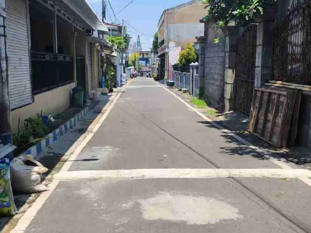 tanah mueah bagus buat kos elite di kerto waluyo daerah watu gong kerto kertoan samping kampus UB persis. samping kanan kiri kos kosan semua dan akses jalan besar mobil simpangan dan hanya 50 m dari jalan raya