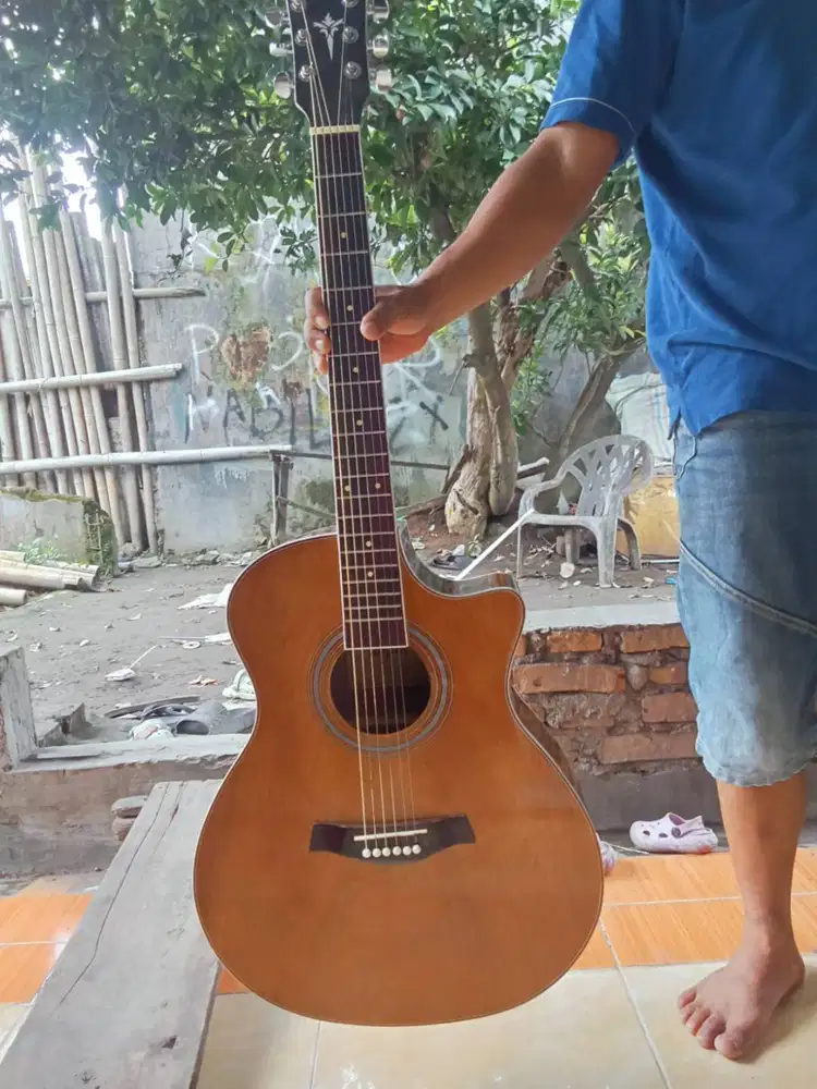 Gitar mulus jarang pakai. Seperti baru original