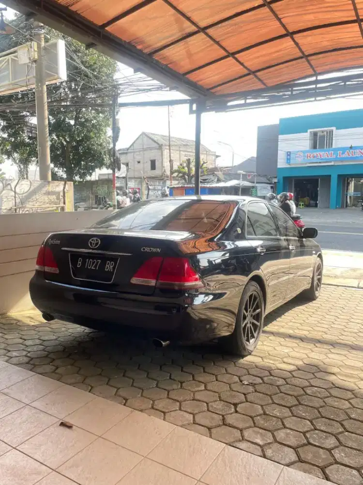 Toyota crown royal saloon