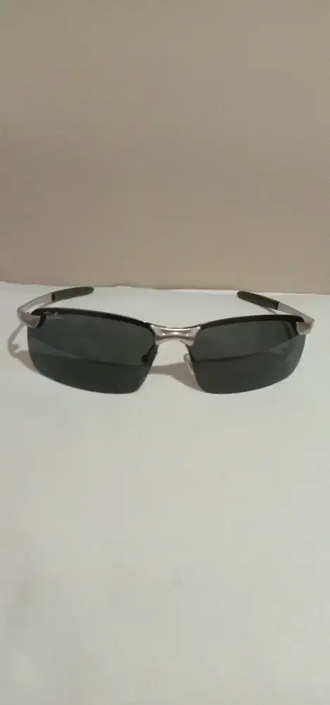 Kacamata Ray-Ban.