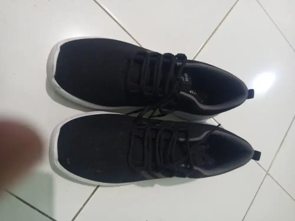 Jual sepatu bekas sekali pakai