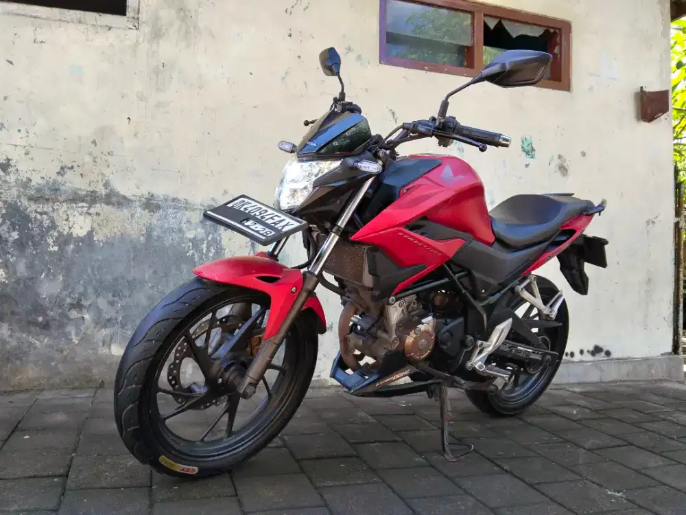 Honda CB 150 R street fire