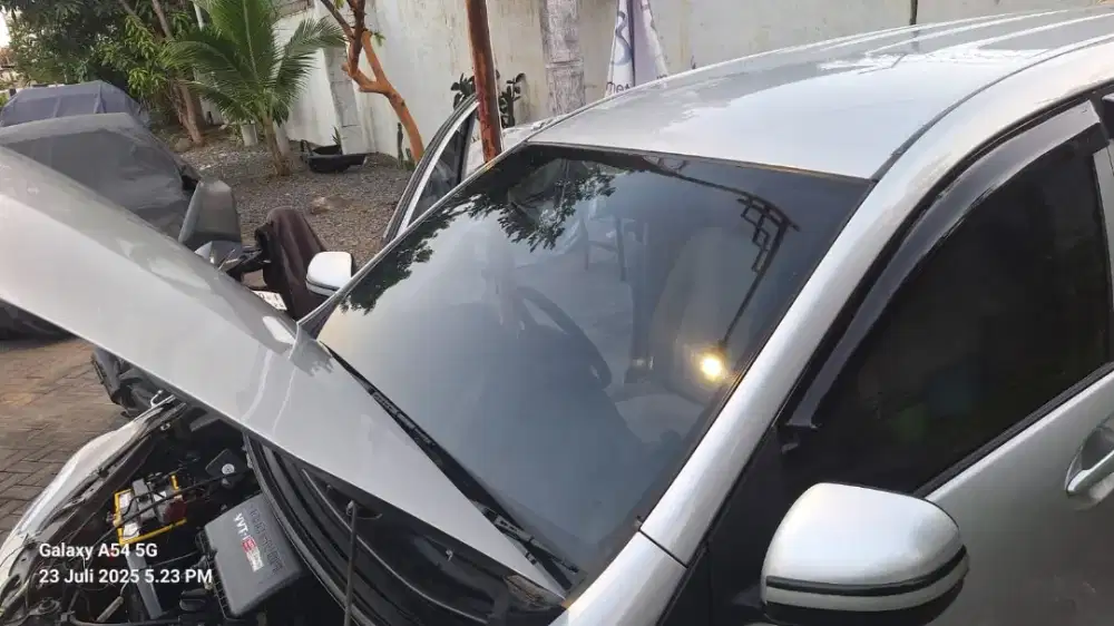 Poles kaca mobil