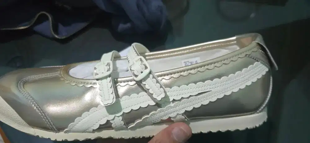 Onitsuka perempuan