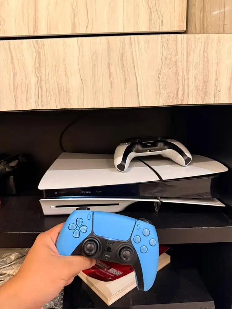 Dijual PS5 disc. Jarang di pakai Main. Duit mau dipake beli emas