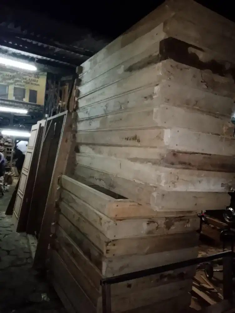 Kusen jendela bekas nya ready banyak dari kayu meranti bekas dan oven