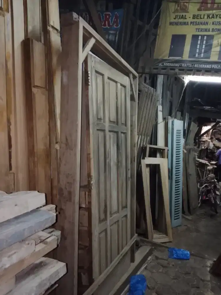 Kusen pintu bekas nya ready dari kayu bekas meranti oven