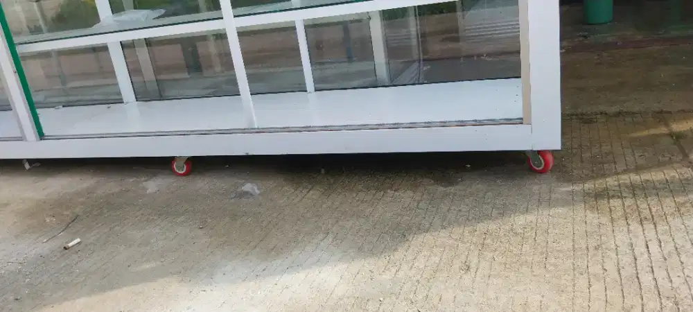 Etalase klinik/apotik