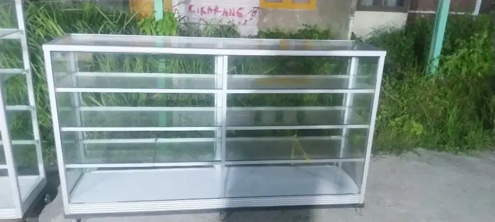 Etalase toko/usaha dagang