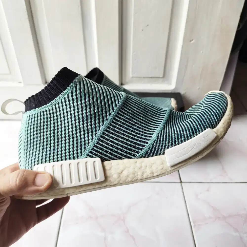 (SECOND) Sepatu Adidas NMD Original Size 44