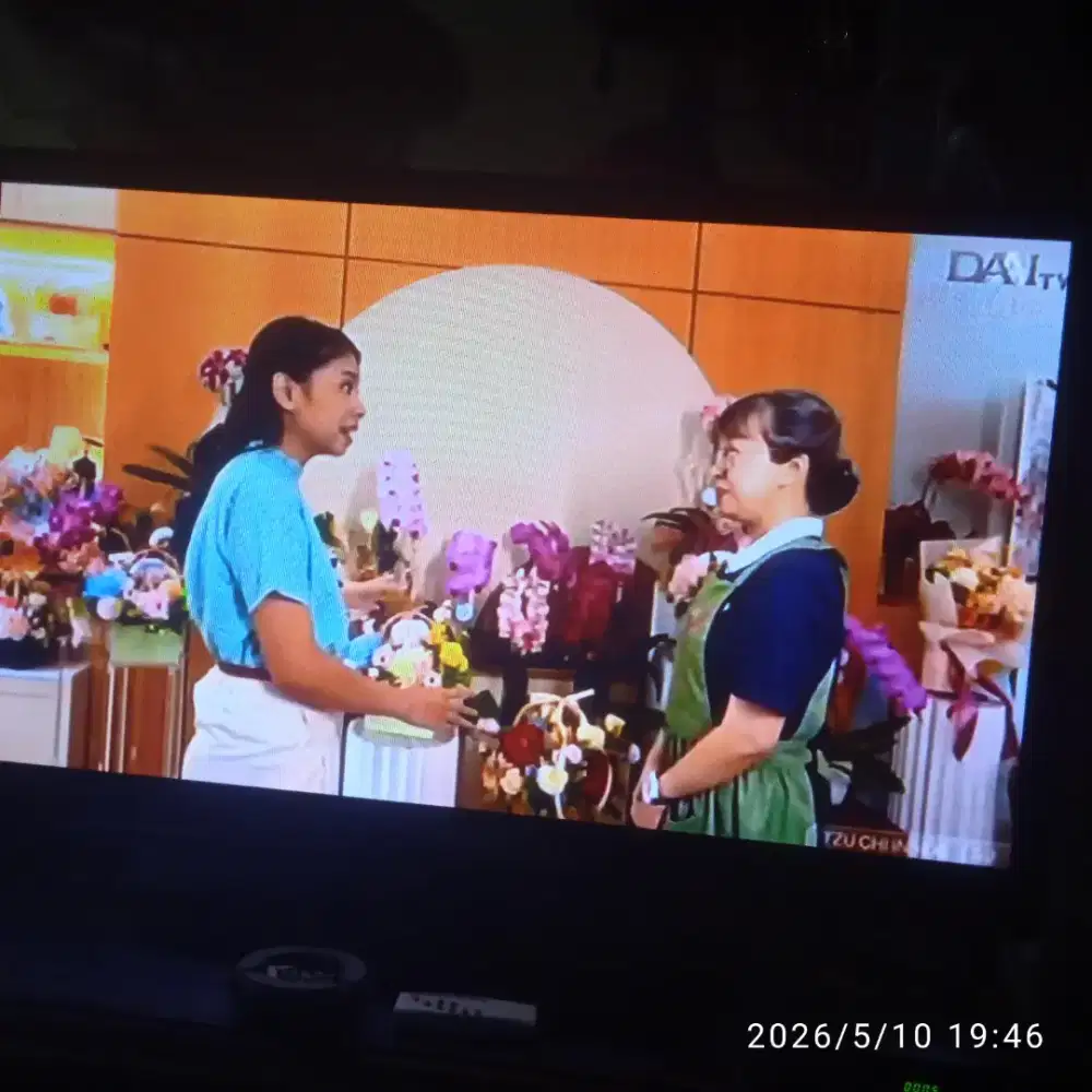 Dijual TV 42 inch merk LG berikut STB nya