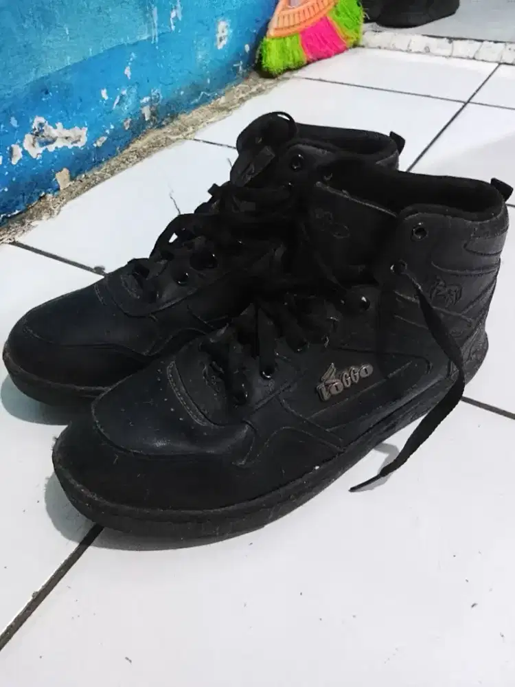 Dijual sepatu merk logo ga pernah dipakai size 42.