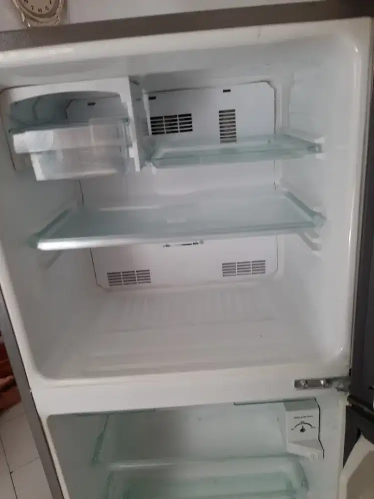 Di jual kulkas sharp