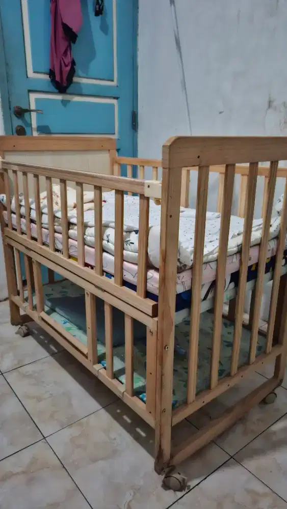 Tempat Tidur Bayi Kayu