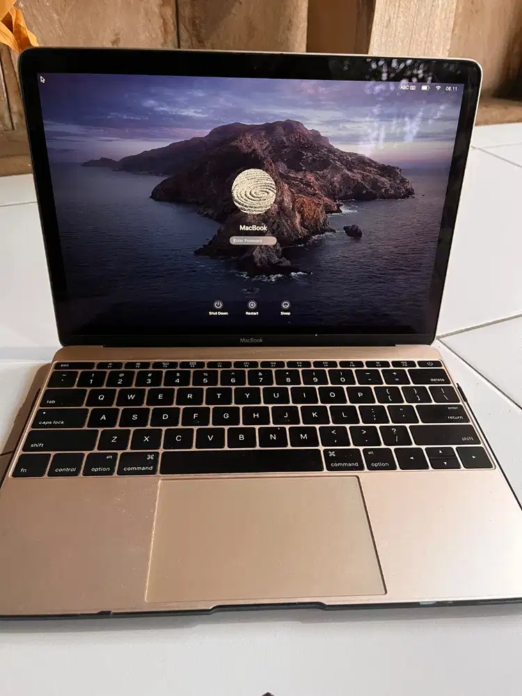 Macbook retina 2017 12 inch core i5 Ram 8gb ssd 512gb second