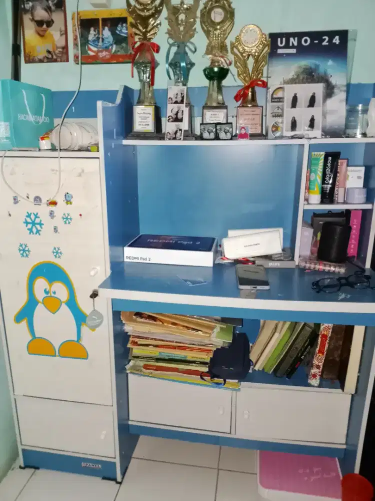 Meja belajar anak
