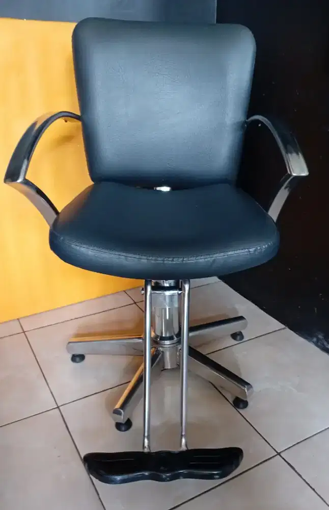 Kursi hidrolik untuk salon/barbershop