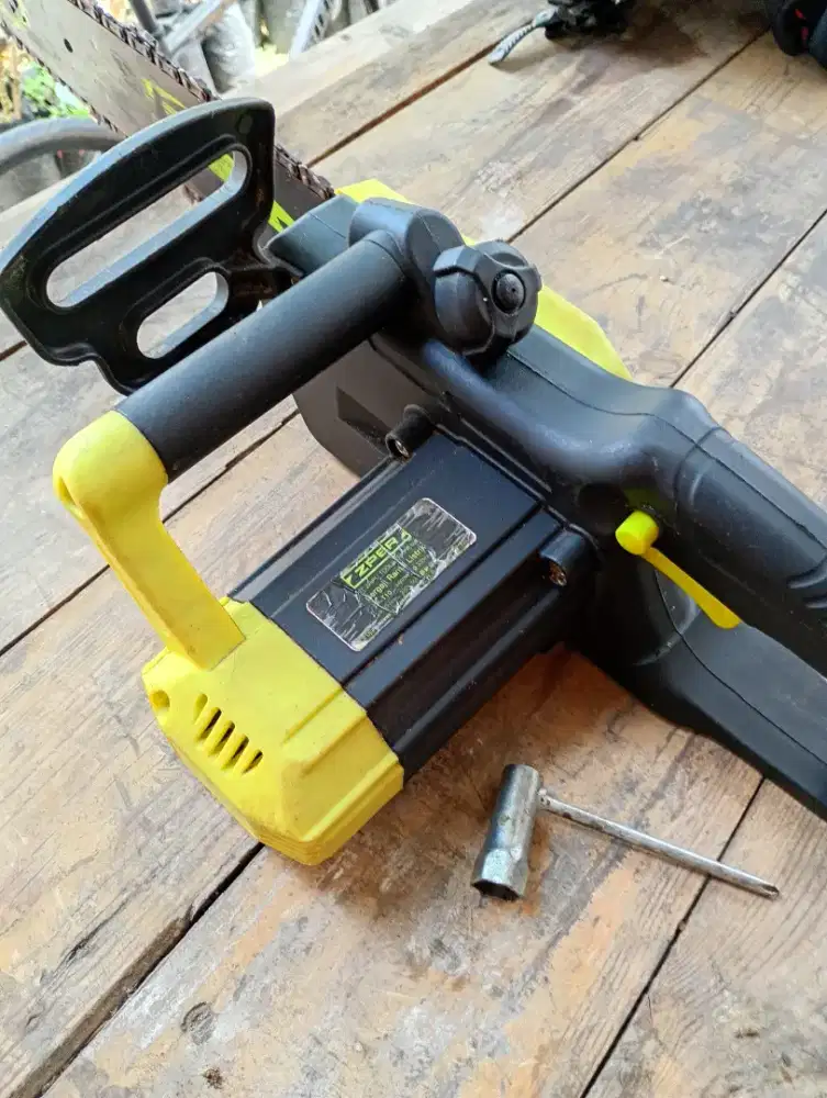 Chainsaw listrik Zipper