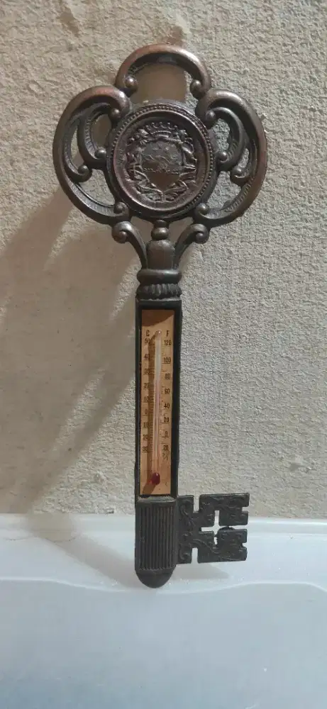 VINTAGE vtg SOUVENIR THERMOMETER HIASAN DINDING ANTIK BENTUK KUNCI