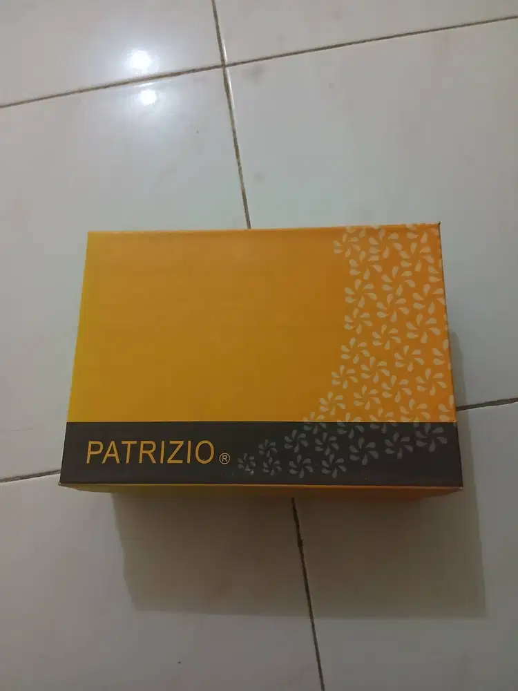 Sepatu heals (Patriozio) warna hitam ukuran 37