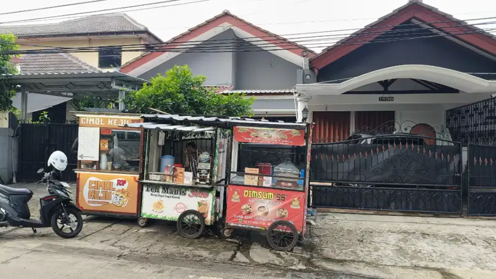 Karyawan usaha Teh Solo dan Dimsum
