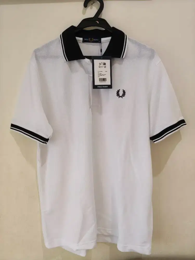 Kaos Fred Perry Kerah hitam