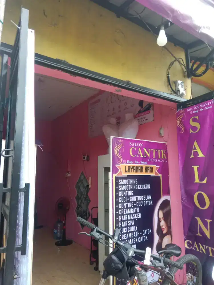 pekerja salon wanita