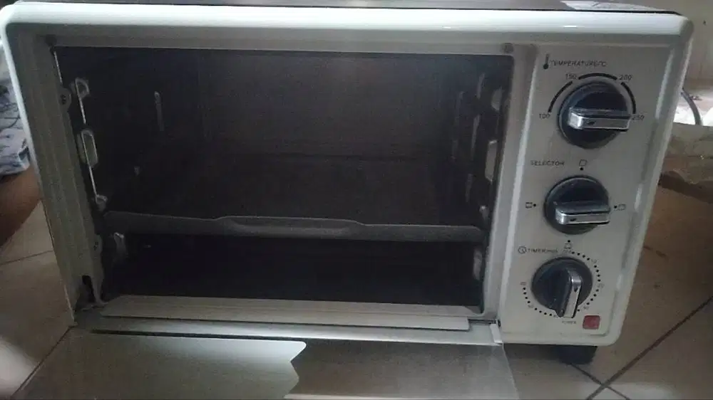 Dijual oven listrik merek Kirin dengan kondisi sangat terawat.