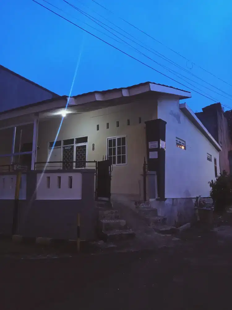 DIKONTRAKAN RUMAH HOEK (TAHUNAN)