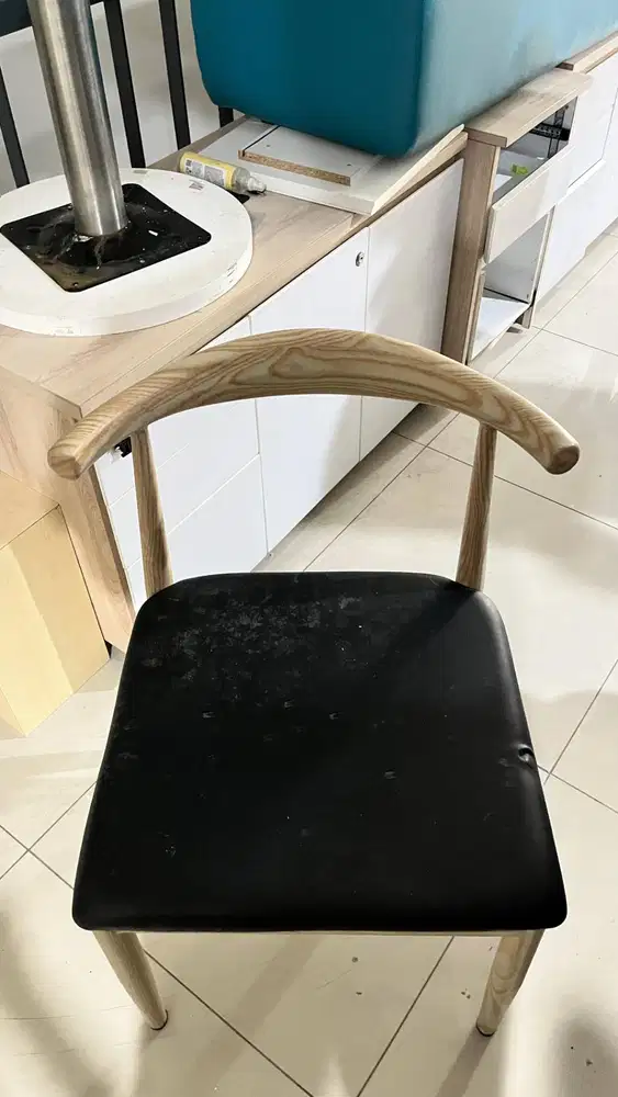 Jual kursi kafe dengan kaki2 dari kayu, alas duduk masih bagus