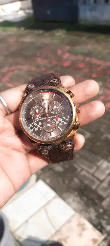 Jam chronograph besar