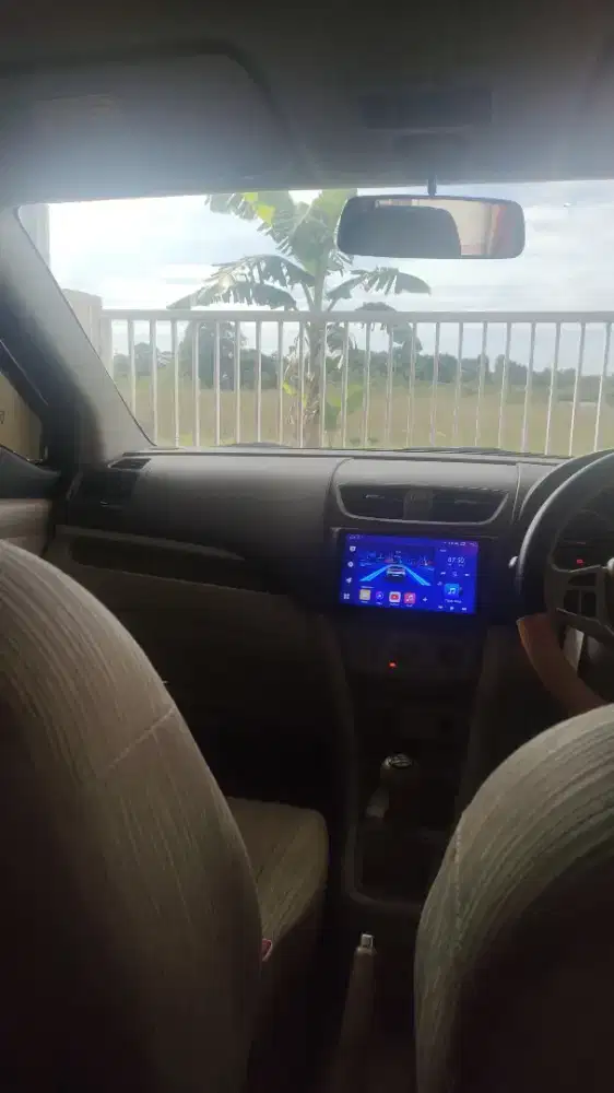 Mobil Ertiga abu-abu manual