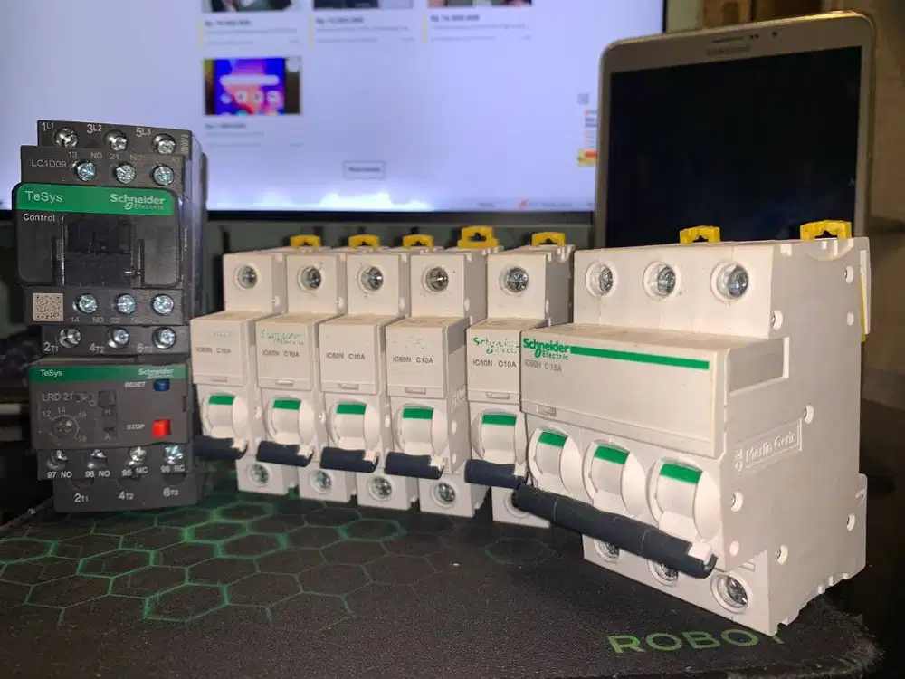MCCB 3P 16A  -  MCB 1P 10A - kontaktor 10A -  Overloud