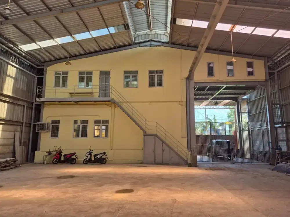 Disewa Gudang dan Kantor 800 Meter di Kavling Dpr Cipondoh