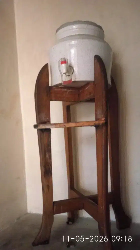 Dispenser guci air minum
