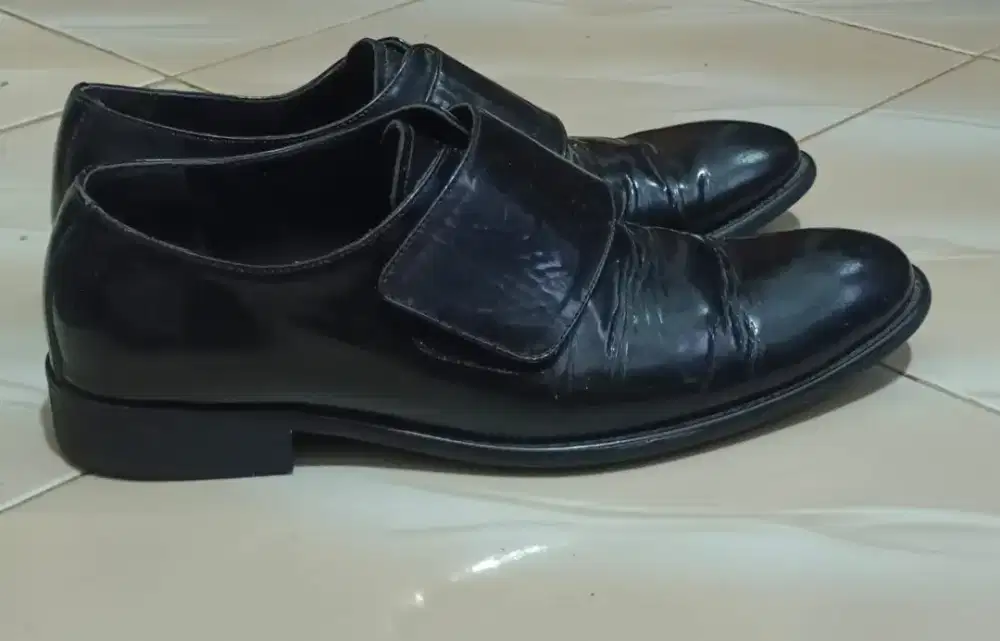 Sepatu kulit hitam Buccheri