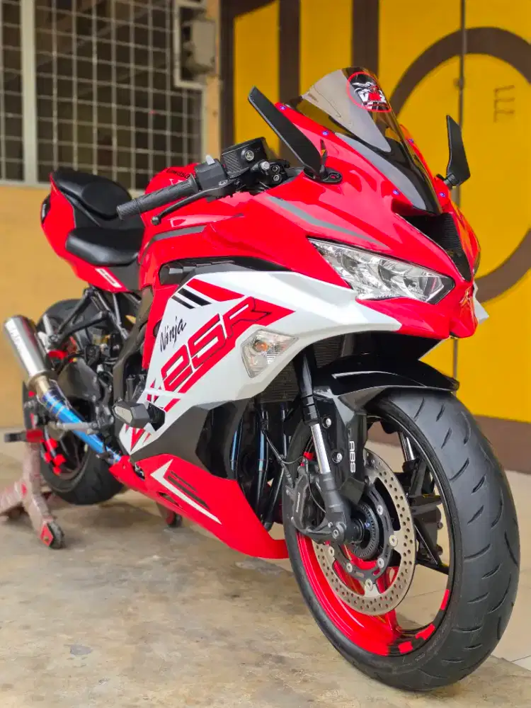 Kawasaki ZX25R / ZX 25R ABS KQS 2022, Red Premium Metalic.