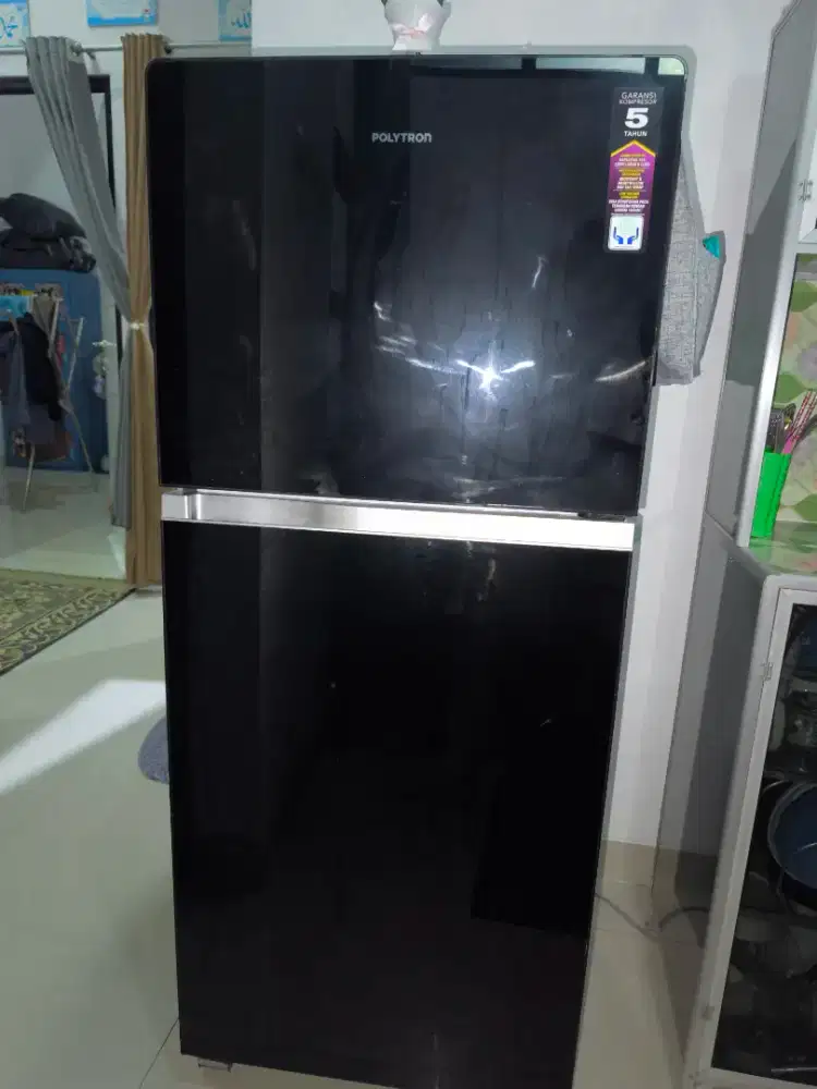Kulkas 2 Pintu Polytron Hitam Elegant – Kondisi Bagus & Dingin Normal