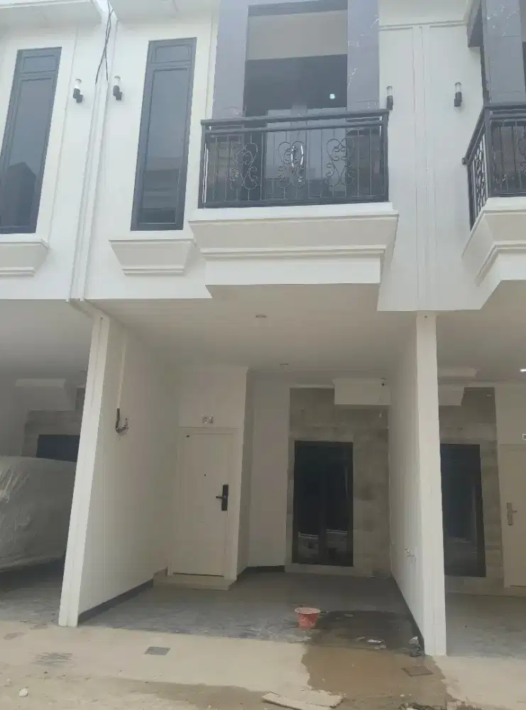 Rumah 2 Lantai Di Matraman. Hanya 10 menit Universitas Negeri Jakarta